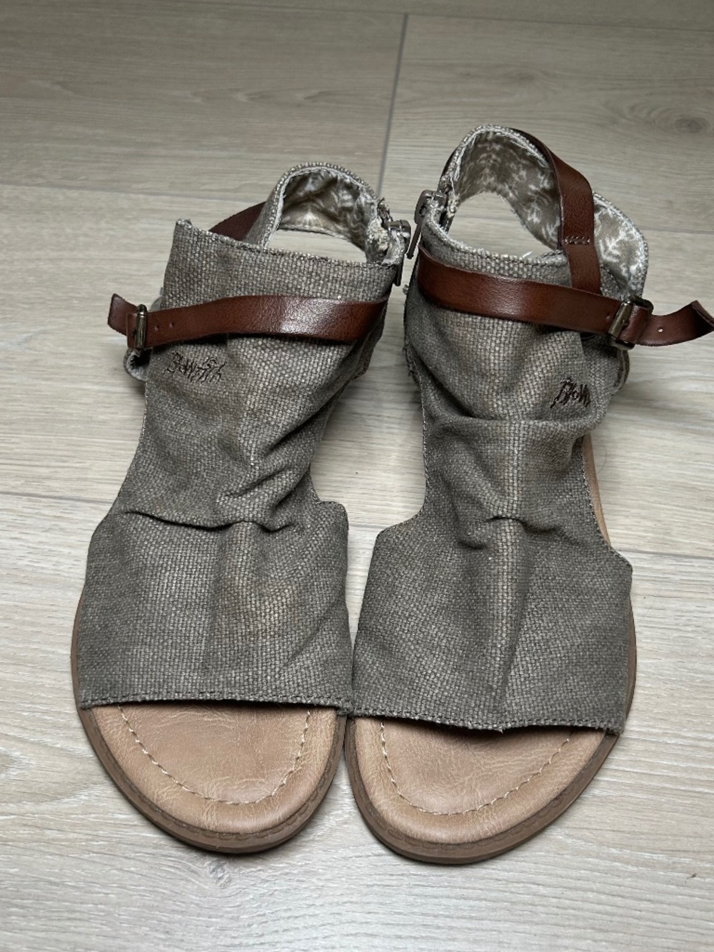 Women's Blowfish Malibu Flat Open Toe Side Zip Size 8.5